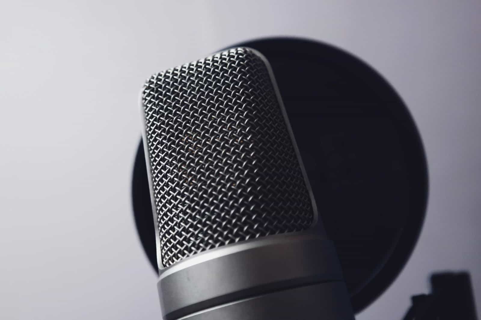 Freelance Voiceover Artist For Commercials And Narration